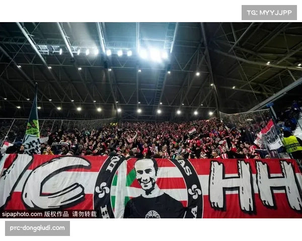 花絮：毕尔巴鄂对阵奥萨苏纳，两队球迷赛前共同为灾区默哀